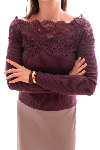 Elastyczny sweter z koronką i długim rękawem śliwka - Celebracja Butik